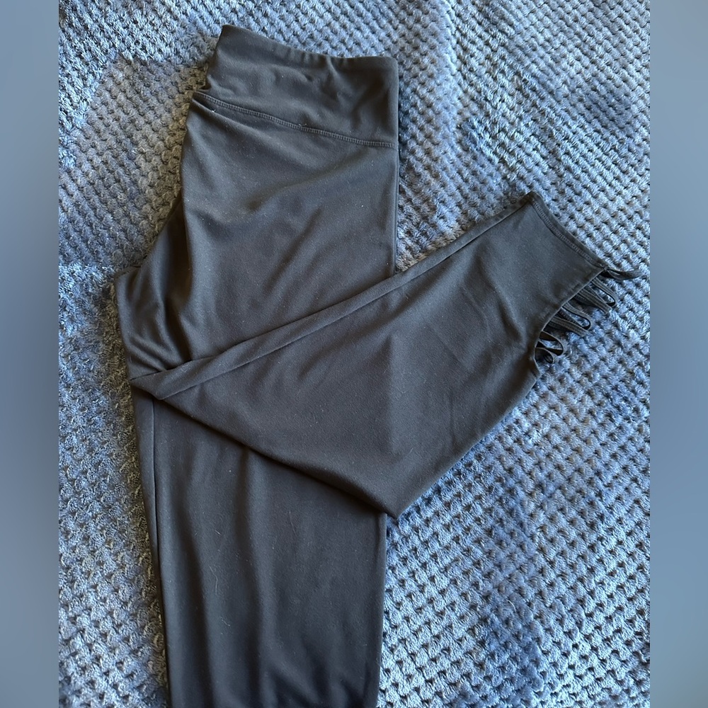 T4T capri leggings with cutout detail
